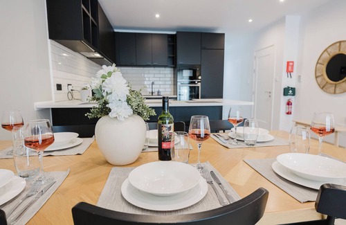 Mellieħa Heights Apartamento | Charming apartment just steps from Mellieha’s main street and 5 minutes from the beach. Includes 2 double bedrooms, 1 twin room, Wi-Fi, Smart TV, coin-operated A/C, and all essentials like towels, linen, washing machine, and kitchen app