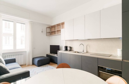 Ponte Seveso Apartamento | Charming apartment of about 50 square meters, able to accommodate up to 4 people, located on the first floor of a building with a lift (NOT suitable for disabled people - there are some steps to access it).The property is located just a few steps throw f