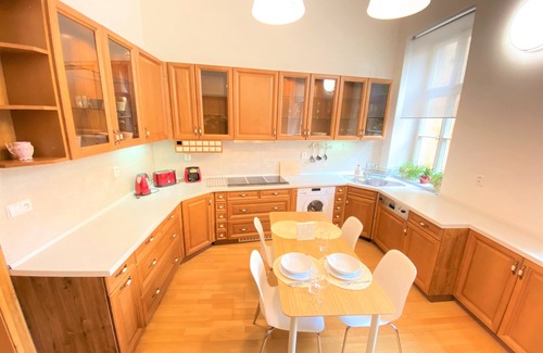 Mala Strana Apartamento | Encantador apartamento con vidrieras (Centro de Praga)