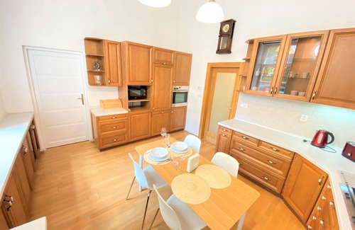 Mala Strana Apartamento | Encantador apartamento con vidrieras (Centro de Praga)