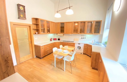 Mala Strana Apartamento | Encantador apartamento con vidrieras (Centro de Praga)