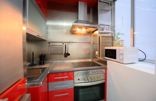 Ibiza Apartamento | Encantador Apartamento con Patio Privado en el Corazón de Madrid, Frente al Parque del Retiro MPE51