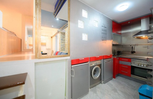 Ibiza Apartamento | Encantador Apartamento con Patio Privado en el Corazón de Madrid, Frente al Parque del Retiro MPE51