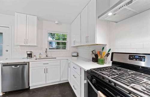 South Manchaca Casa | Charming Austin Home - 3 Bedroom|Large Backyard