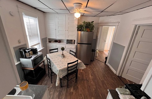 Erie Apartamento | Charming Bayfront Retreat: 2-Bedroom Getaway in Erie, PA