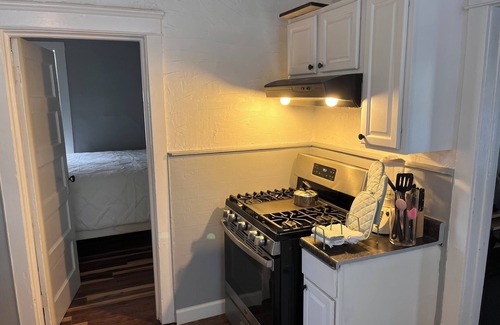 Erie Apartamento | Charming Bayfront Retreat: 2-Bedroom Getaway in Erie, PA