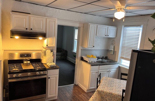 Erie Apartamento | Charming Bayfront Retreat: 2-Bedroom Getaway in Erie, PA