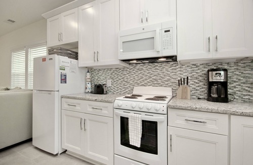 Atlantic Beach Apartamento | Charming beachfront apartment w/ beach access, pool central AC, & washer/dryer