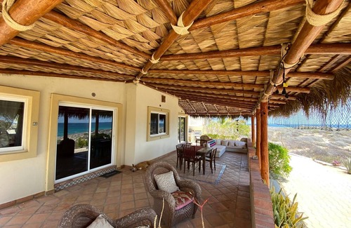 Vinorama Casa | Charming Beach Bungalow with Ocean View and AC!