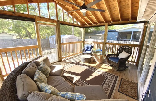 Tranquil Harbour Casa | Charming Beach Bungalow (9 min walk to beach)