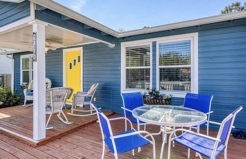 Tranquil Harbour Casa | Charming Beach Bungalow (9 min walk to beach)