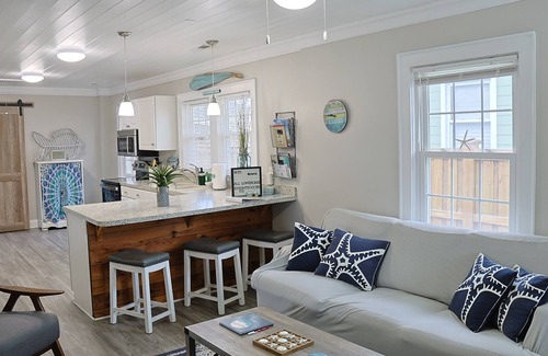North Carolina Coast Cabaña | Charming Beach Cottage-1 block to beach/boardwalk