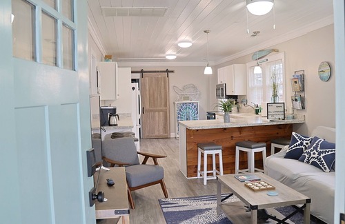 North Carolina Coast Cabaña | Charming Beach Cottage-1 block to beach/boardwalk
