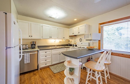 Avon Cabaña | Charming beach cottage, 2 min. walk to the ocean! Pet friendly.