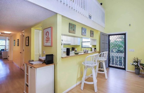 Sanibel Cabaña | Charming Beach Cottage. Walk to Beach, on Bike Path, Screened Porch, Heated Pool