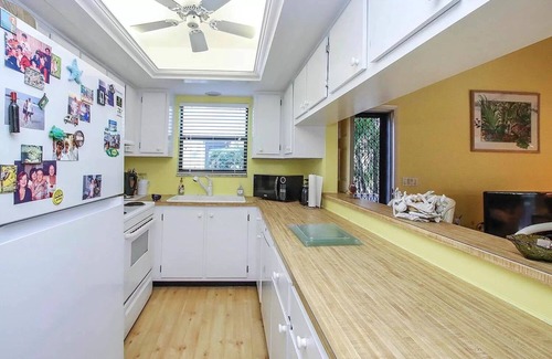 Sanibel Cabaña | Charming Beach Cottage. Walk to Beach, on Bike Path, Screened Porch, Heated Pool