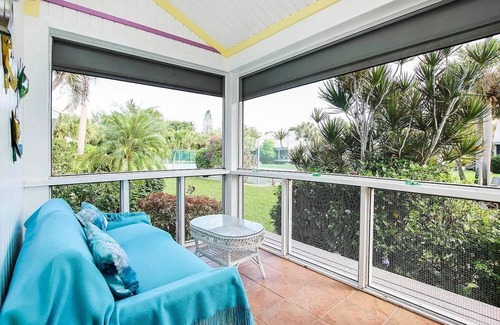 Sanibel Cabaña | Charming Beach Cottage. Walk to Beach, on Bike Path, Screened Porch, Heated Pool