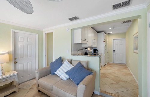 Longboat Key Apartamento | Charming Beach Front Studio Steps to the Sand and Gulf