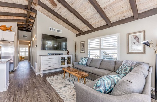 Jamaica Beach Casa | Charming beach house/ Canal living/Grills/kayaks!