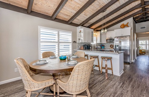 Jamaica Beach Casa | Charming beach house/ Canal living/Grills/kayaks!