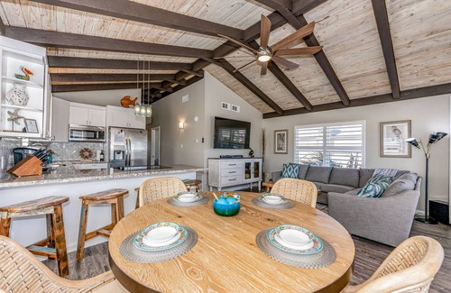 Jamaica Beach Casa | Charming beach house/ Canal living/Grills/kayaks!