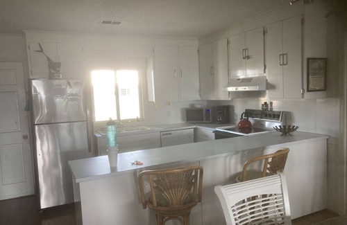 Holden Beach Cabaña | Encantadora casa de playa con vistas al porche delantero y trasero