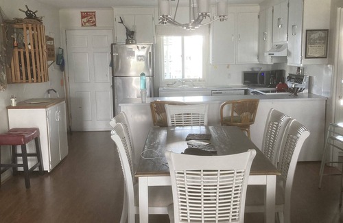 Holden Beach Cabaña | Encantadora casa de playa con vistas al porche delantero y trasero