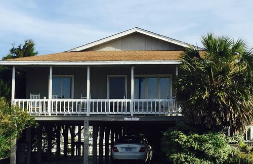 Holden Beach Cabaña | Encantadora casa de playa con vistas al porche delantero y trasero