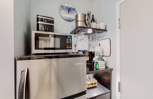 Litchfield by the Sea Apartamento | Charming beach-view studio with 2 oceanfront pools & kitchenette - walk to beach