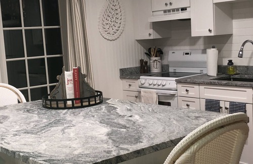 Mashpee Cabaña | Charming, Beachfront Cottage, Designer Furnishings, Newly Renovated, 2bd/1.5bath