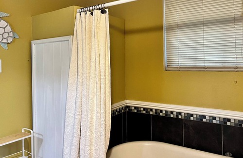 Gulfport Cabaña | Charming Beachside Property Welcomes Pet-Loving Family-Just 7 Blocks Beach!