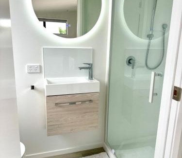 Papamoa Beach Apartamento | Charming beachside retreat