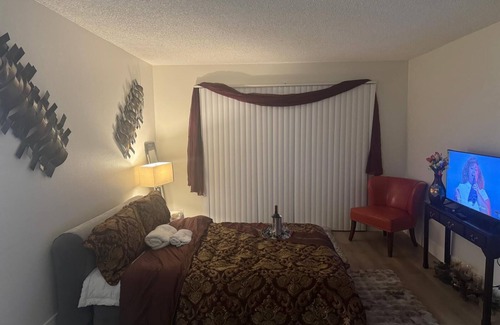 Simi Valley Cama Y Desayuno | Charming bed & breakfast in delightful Simi Valley with WiFi, fitness room.