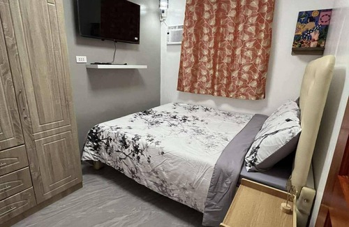 Compostela Cama Y Desayuno | Charming Bed & Breakfast Room #3 with WiFi, Netflix and AC in Superb Compostela