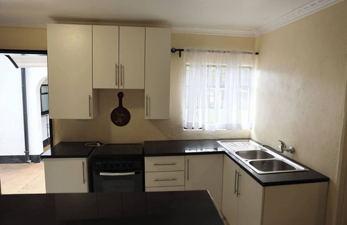 Mutare Cama Y Desayuno | Charming bed & breakfast in adorable Vumba with WiFi, AC Room #4