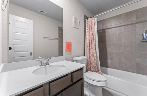 Cypress Cama Y Desayuno | Charming bed & breakfast in welcoming Cypress with AC, WiFi, & basic amenities