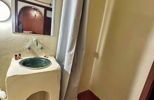 Amezrou Cama Y Desayuno | Charming bed & breakfast with WiFi and AC in serene Zagora