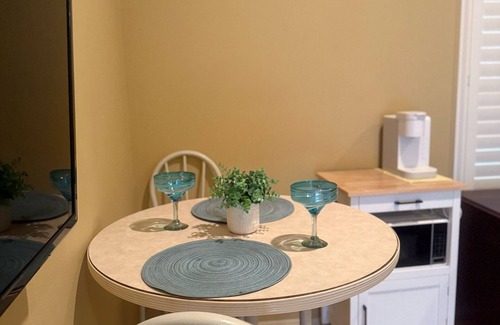 McAllen Apartamento | Charming BEDROOM in brilliant McAllen with AC, WiFi, Pool, Jacuzzi