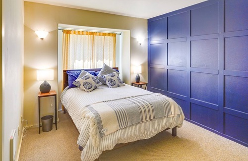 Oregon Water Wonderland Cabina | Charming Bend Cabin w/ Private Hot Tub & Fire Pit!