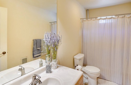 Oregon Water Wonderland Cabina | Charming Bend Cabin w/ Private Hot Tub & Fire Pit!