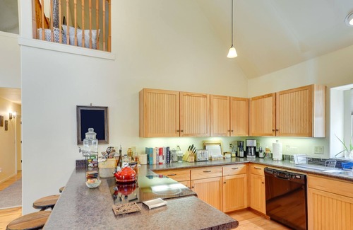 Oregon Water Wonderland Cabina | Charming Bend Cabin w/ Private Hot Tub & Fire Pit!