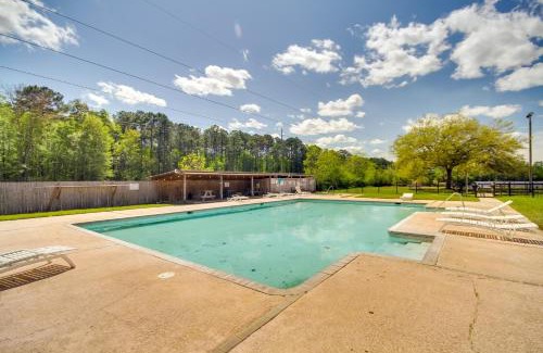 Biloxi Apartamento | Charming Biloxi Studio with Community Pool and Lake!
