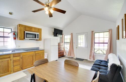 Biloxi Apartamento | Charming Biloxi Studio with Community Pool and Lake!
