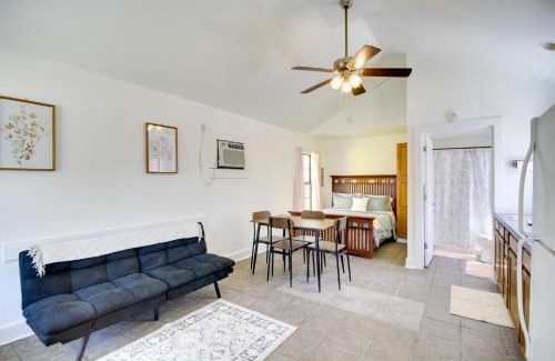Biloxi Apartamento | Charming Biloxi Studio with Community Pool and Lake!