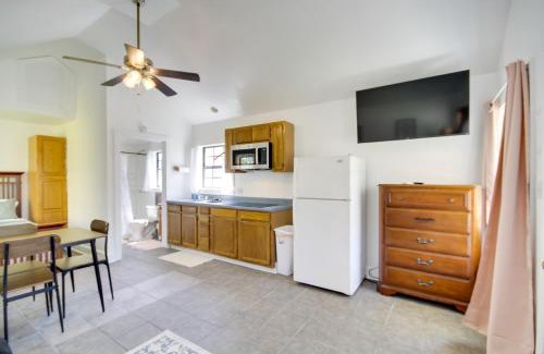 Biloxi Apartamento | Charming Biloxi Studio with Community Pool and Lake!