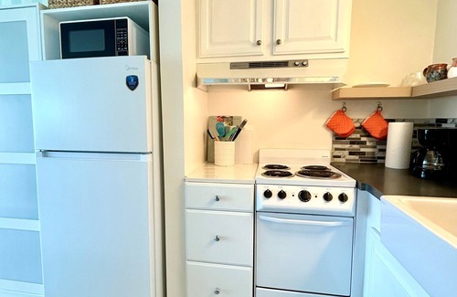 Atlantic Beach Condominio | Charming Bogue Shore Condo #127- Renovated, across from beach access