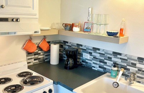Atlantic Beach Condominio | Charming Bogue Shore Condo #127- Renovated, across from beach access
