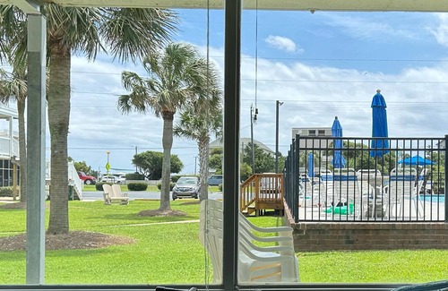 Atlantic Beach Condominio | Charming Bogue Shore Condo #127- Renovated, across from beach access