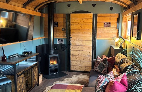 West Laroch Cabina | Charming Boutique Train Carriage with large outside seating area and bath