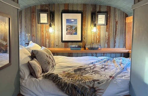 West Laroch Cabina | Charming Boutique Train Carriage with large outside seating area and bath